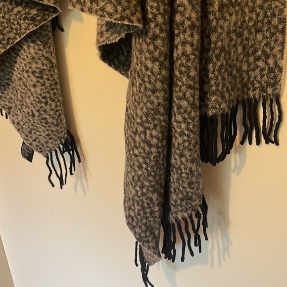 Grey animal print wool scarf - Picture 4 of 4